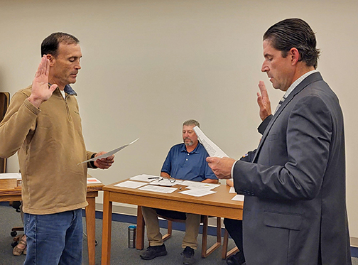 City Attorney Ross Luzum (right) administers the oath of office to newly appointed Ward 3 Councilman Carl Smith on Tuesday. 
