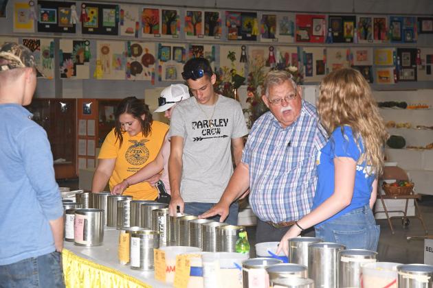 Judge Paul Hay offers Hampton students some tips during last year’s FFA exhibit show. Members pictured from left are Maya Lewis, Kelsey Mersch, Landon Parsley and MaKenna Clinch.