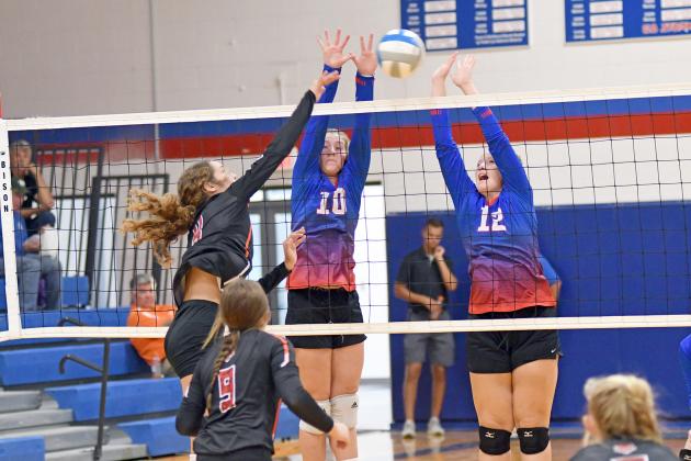 HPC’s Courtney Carlstrom (left) and Gordona Howell defend the net during the Storm’s win over Palmer last week. 