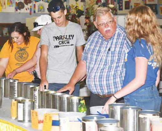 Judge Paul Hay offers Hampton students some tips during Saturday’s FFA exhibit show. Members pictured from left are Maya Lewis, Kelsey Mersch, Landon Parsley and MaKenna Clinch. News-Register/Kurt Johnson