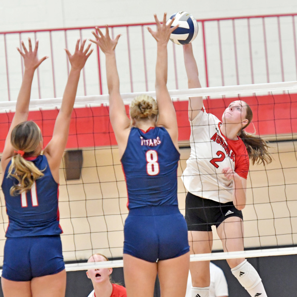 Kaitlyn Staehr netted 10 kills in a close loss to Norris to open the 2026 season Thursday. 