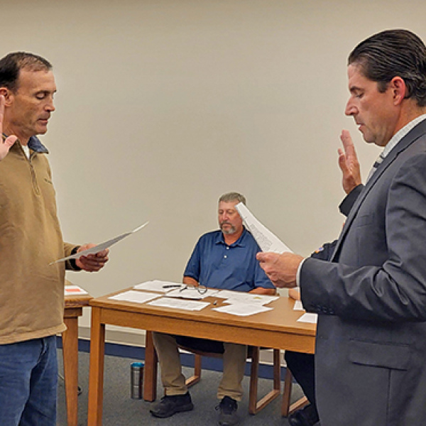 City Attorney Ross Luzum (right) administers the oath of office to newly appointed Ward 3 Councilman Carl Smith on Tuesday. 