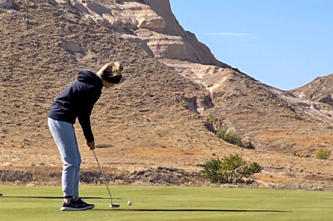 (Photo courtesy of Adam Darbro) Aurora senior Riley Darbro putts the ball during last week’s Class B State Golf Tournament, played at the scenic Monument Shadows Golf Course in Gering.