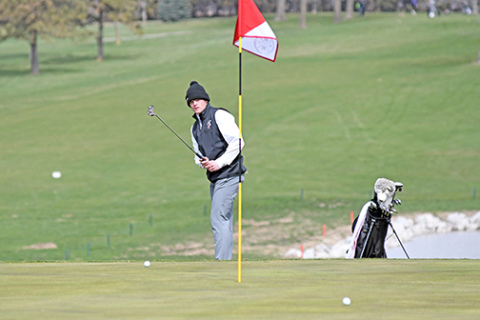 Aurora’s Ethan Shaw putts from just off the 9th green at the Seward Country Club Friday, eventually finishing fourth overall with a 78.