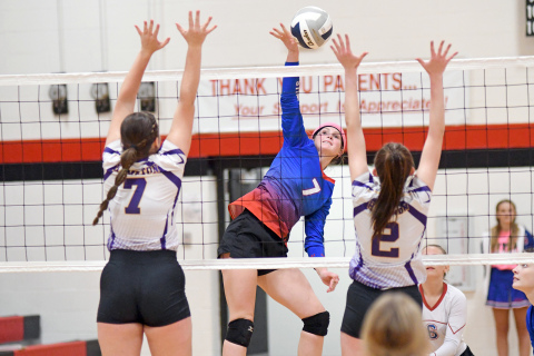 HPC’s Kenzie Wruble sends an attack past Hampton’s Zaya Stuart (7) and Neveah Lukassen. 