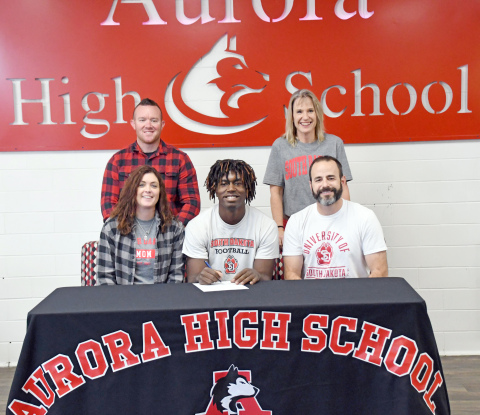 Mack Owens signed with South Dakota Wednesday. 