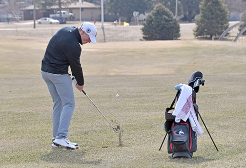 Aurora’s No. 1 Drew Knust was pinseeking on the par-4 sixth hole during his front nine action at Seward, eventually finishing seventh overall. 