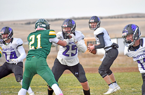 Hampton’s Evan Pankoke (24) and Wyatt Dose (25) set the pocket for QB Brayden Dose during Hampton’s loss at Hay Springs Friday.