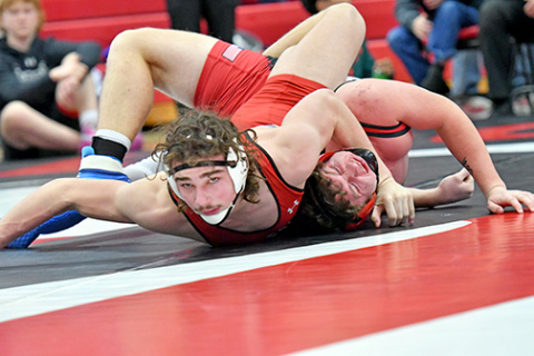 Aurora’s Owen Jacobsen looks to finish off his opponent during early round action at David City Friday. Jacobsen finished the afternoon with a third place effort and helping the Huskies to second place overall. 