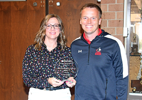 Tammy Morris presents the Eloe Award to Scott Phillips.