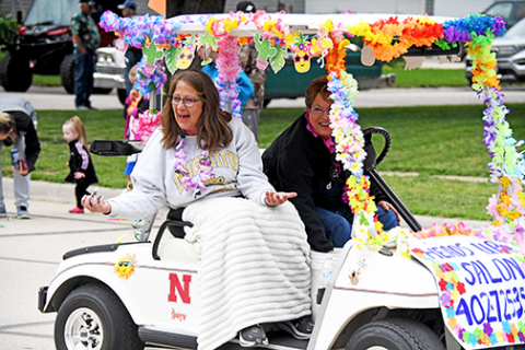This Booster Days entry was decorated by Heads Up Salon. Cindi Ratzlaff is driving, with Carrie Begley reflecting the feel-good vibe of the grand parade.
