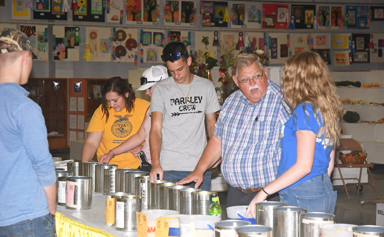 Judge Paul Hay offers Hampton students some tips during last year’s FFA exhibit show. Members pictured from left are Maya Lewis, Kelsey Mersch, Landon Parsley and MaKenna Clinch.
