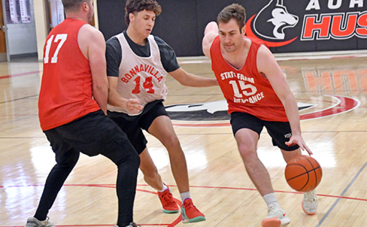Class of 2007-11’s Caleb Shivley rolls past the screen of Ben Peard set on 2024’s Tyson Dvorak during the first half of 07-11’s 43-40 win in Saturday’s championship final. It was the first tournament victory for anyone from those five classes.