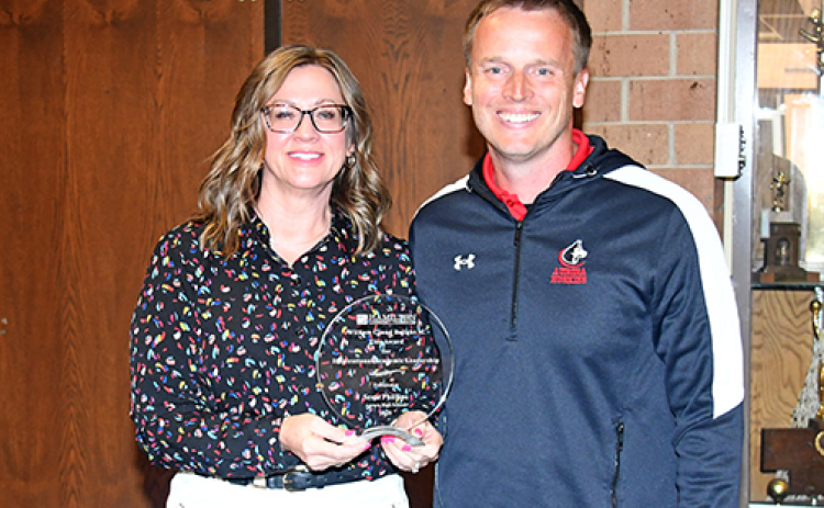 Tammy Morris presents the Eloe Award to Scott Phillips.