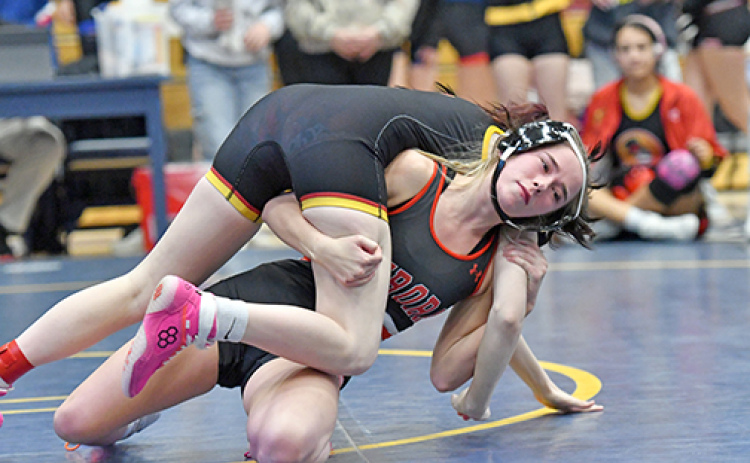 Aurora’s Caly Settles was the lone area champion from Friday’s York Invite, picking up four pinfall victories on the afternoon.