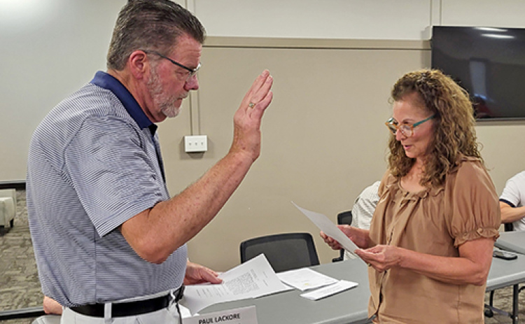 Todd Jensen, left, is sworn in as a new member of the Aurora City Council May 26 by Deputy Clerk Di Ana Leininger. Jensen will fill out the remaining 2-1/2 years of Wayne Roblee’s Ward 1 term.