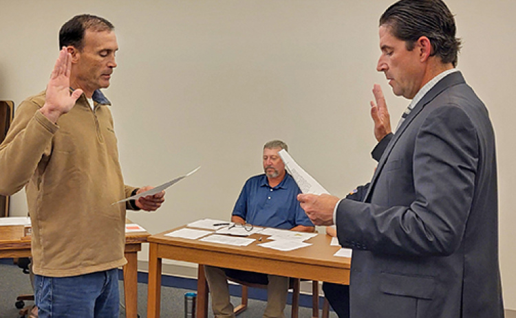 City Attorney Ross Luzum (right) administers the oath of office to newly appointed Ward 3 Councilman Carl Smith on Tuesday.